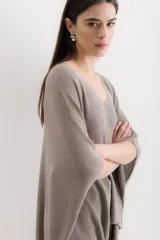Sweater tejido de punto color crudo, con escote en V, mangas 3/4 y corte holgado.