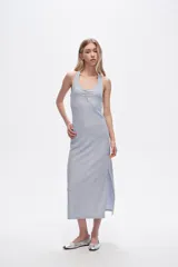 Vestido midi negro de poliéster, con breteles finos, escote halter y corte ajustado al cuerpo.