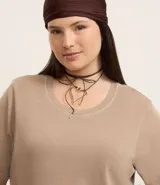 Vestido midi estilo remera, confeccionado en algodón con efecto desteñido, mangas cortas y cuello redondo.