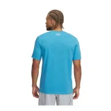 Remera color arena de Under Armour, con logo de la marca estampado en el pecho con patrón de camuflaje.