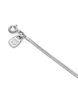 Cadena de forma plana bañada en plata de ley, con cierre seguro y diseño elegante.