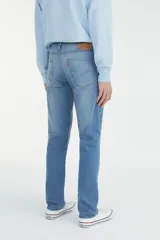 Pantalón de jean celeste de corte slim fit, con tiro bajo y cinco bolsillos.