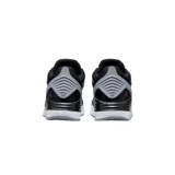Championes Jordan Max Aura 5, color blanco con detalles en rojo y amarillo.