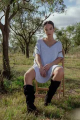 Minivestido tejido en lurex plateado, con escote en V y mangas cortas. Presenta detalle de bordado en el escote y mangas.