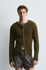 Cárdigan de hombre color verde oliva, tejido de punto canalé en hilatura de algodón, de corte regular fit, con cuello redondo, manga larga y cierre frontal con botones.