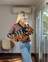 Cárdigan de punto con estampado de cebra y manchas de leopardo en tonos marrón, amarillo y rosa.