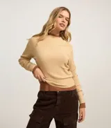 Blusa marrón de punto con cuello alto y manga larga.