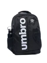 Mochila deportiva Umbro modelo Juno, color negro, con el logo de Umbro impreso verticalmente en blanco en el frente. Cuenta con un bolsillo lateral de malla para botella y un bolsillo frontal con cierre.