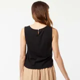 Blusa corta negra sin mangas.