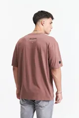 Remera negra de manga corta con corte oversize y estampado en la espalda con la frase "Free Spirits Freedom & Waves All Day / Every Day".