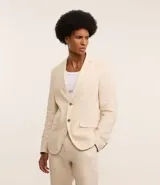 Saco de traje social color beige, confeccionado en viscolino, con cuello en V, cierre abotonado, bolsillos y medio forro.