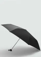 Paraguas plegable negro con funda y correa de mano.