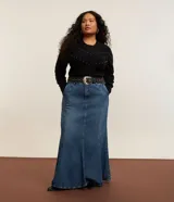 Pollera midi de jeans azul, corte sirena, con cintura elástica, trabillas, bolsillos laterales y recortes verticales.