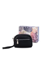 Monedero negro de simil cuero con correa para la mano, diseño práctico y compacto. Bolsillo principal con doble cierre, y un bolsillo frontal pequeño para llevar monedas.