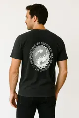 Remera azul de manga corta con cuello redondo y corte holgado.