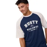 Remera de mangas cortas color azul con mangas color crema y estampado frontal con el logo de la marca Rusty.