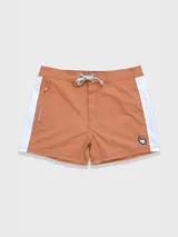 Short de baño color beige con una franja vertical marrón en el lateral. Tiene cintura elástica con cordón ajustable, bolsillos laterales y trasero con cierre, y suspensor de malla fina hipoalergénica.