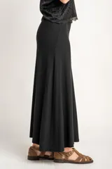 Falda midi negra de punto acanalado, corte recto y cintura elástica.