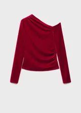 Top de terciopelo rojo con un solo hombro, manga larga y frunces laterales.
