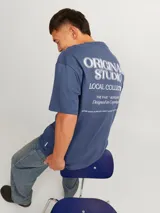 Camiseta azul de manga corta y cuello redondo con logo "Originals Studio" estampado en el pecho.