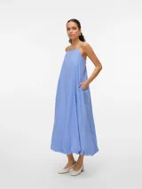 Vestido largo celeste de algodón, con cuello cuadrado y breteles finos. El corte es holgado y la falda tiene forma de globo. Incluye capa interior para evitar transparencias.