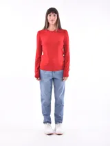 Sweater de punto color beige, de corte clásico y mangas largas. Ideal para uso diario.