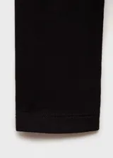 Camiseta de manga larga negra, de corte ajustado y cuello redondo.