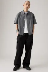 Pantalón cargo negro de corte amplio con bolsillos laterales y cintura ajustable con cordón.