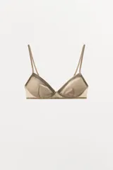 Bralette triangular color champagne de tejido satinado con detalle de plisado. Tiene tirantes finos ajustables y cierre trasero con ganchos metálicos.