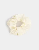 Maxi scrunchie color crema con detalles de broderie.