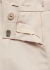 Pantalón de vestir color beige, de corte recto, con trabillas, tiro medio, bolsillos laterales y traseros.