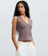 Blusa básica sin mangas color blanco, confeccionada en algodón con elastano, con escote en V y textura acanalada.