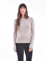 Remera gris oscuro de manga larga y corte ajustado.