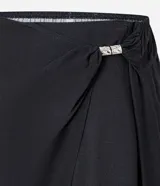 Pollera de viscosa estampada con diseño acuarelado, de corte midi y estilo pareo.