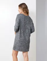 Vestido corto gris melange de tejido soft, con escote en V y mangas 3/4 japonesas en tejido rib.