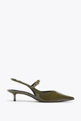 Zapato de tacón destalonado color verde oliva charolado, con pulsera con hebilla en la parte delantera, tira trasera con elástico y punta fina.