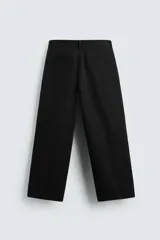 Pantalón negro de corte ancho, con pinzas en la cintura, bolsillos laterales y traseros de ojal.