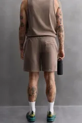 Bermudas jogger negras confeccionadas en tejido de algodón con interior de rizo. Cintura elástica ajustable con cordón y bolsillos laterales en la cadera.