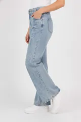 Pantalón jean ancho de calce medio, color celeste claro, con cintura alta y bolsillos traseros.