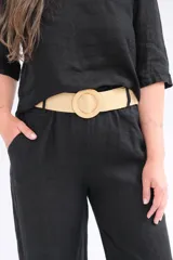 Pantalón de lino negro de corte recto y tiro medio, con cinturón de soga beige incluido.