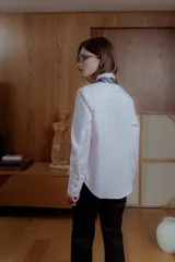 Camisa de vestir rosa claro a rayas verticales blancas, de corte clásico y mangas largas.