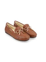 Mocasín de cuero graneado color verde oscuro, con interior de cuero con pelo, cordón de cuero a contratono con punteras metálicas y suela de TR.