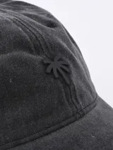 Gorro de béisbol azul denim con logo de palmera bordado en negro.