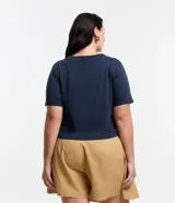 Remera cropped de algodón azul marino, con cuello redondo, mangas cortas y estampa delantera de guacamayas y cocoteros.