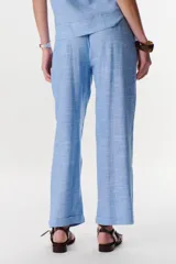 Pantalón de vestir azul con corte recto y bolsillos laterales.