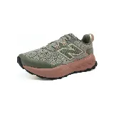 Zapatillas de trail running New Balance, color verde oliva con detalles en marrón y beige. Cuentan con tecnología Fresh Foam para mayor amortiguación y suela con agarre para terrenos irregulares.