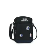 Cartera tipo morral negra con parches de los Dallas Mavericks, diseñada para un uso versátil.