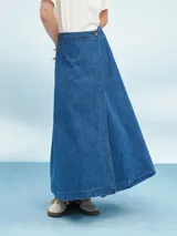Falda larga de jean azul, con corte evasé y diseño cruzado.