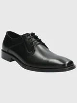 Zapato de vestir formal de cuero negro con cordones.