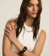 Blusa sin mangas color blanco, confeccionada en punto roma, con cuello redondo y corte peplum.